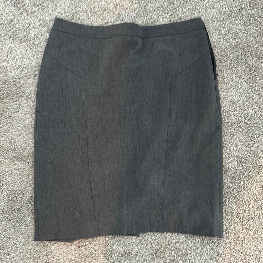 Limited suit skirt